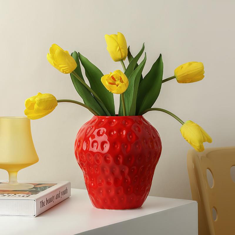 Aproveite a originalidade e o charme do Vaso de Cerâmica Morango para criar uma decoração única e cativante. Surpreenda-se com o toque criativo que ele traz ao seu espaço e torne sua casa ainda mais especial.
