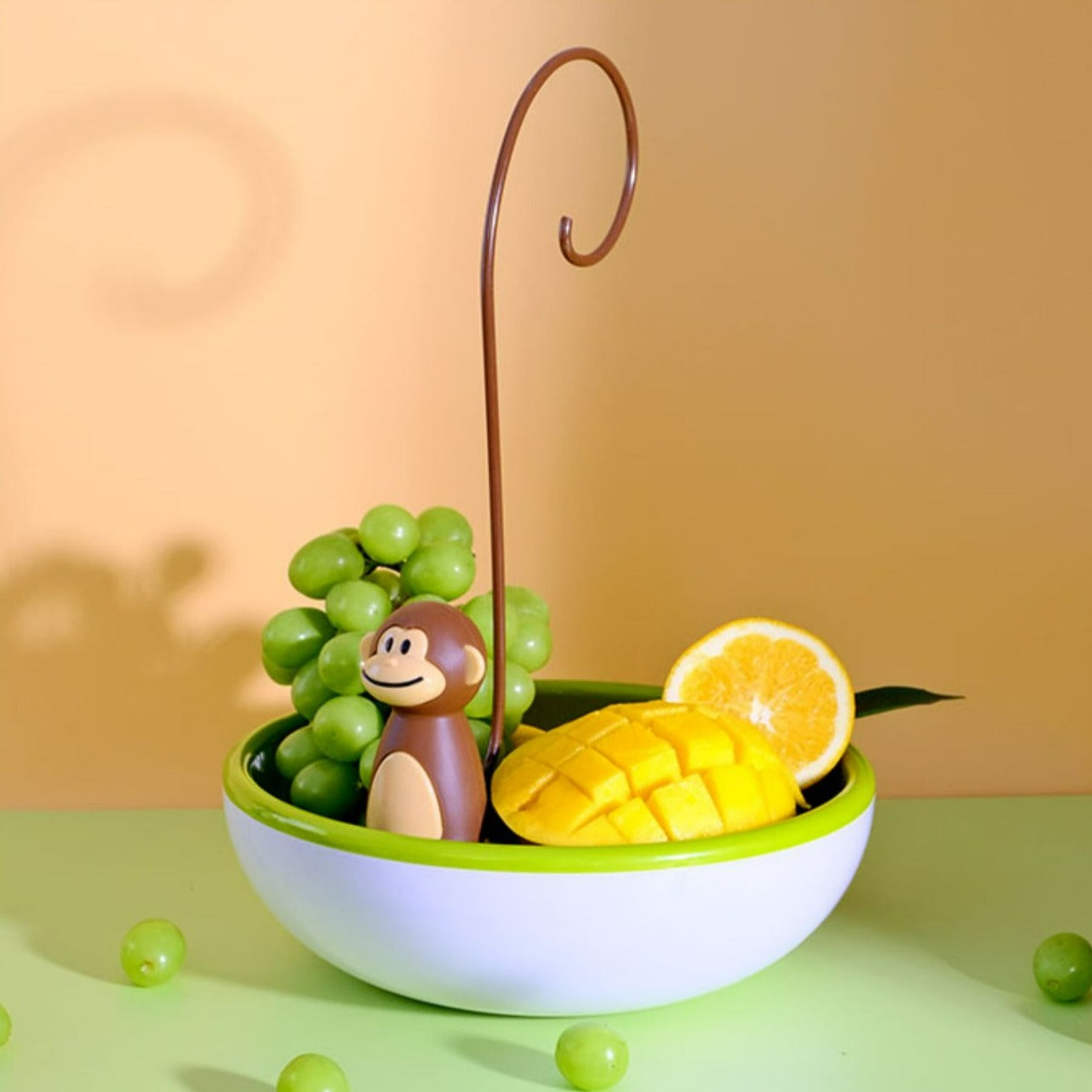 Organize suas frutas com a Fruteira Monkey! Seu design adorável e funcional traz alegria à cozinha. Pendure cachos de bananas e acomode outras frutas em sua base espaçosa. Uma peça decorativa encantadora que combina utilidade e beleza. Deixe a organização das frutas divertida e cheia de estilo!