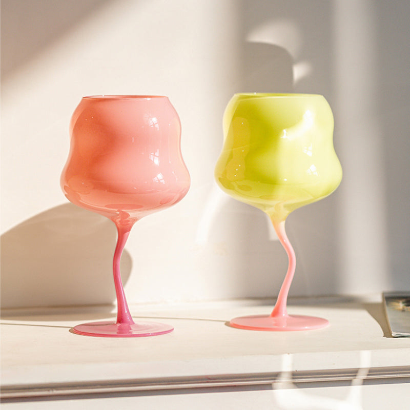 Descubra as Taças Twisted, feitas de vidro esmaltado de alta qualidade. Adicione elegância e sofisticação às suas bebidas com essas taças modernas. Opções de cores vibrantes disponíveis. Compre agora e desfrute de uma experiência única!