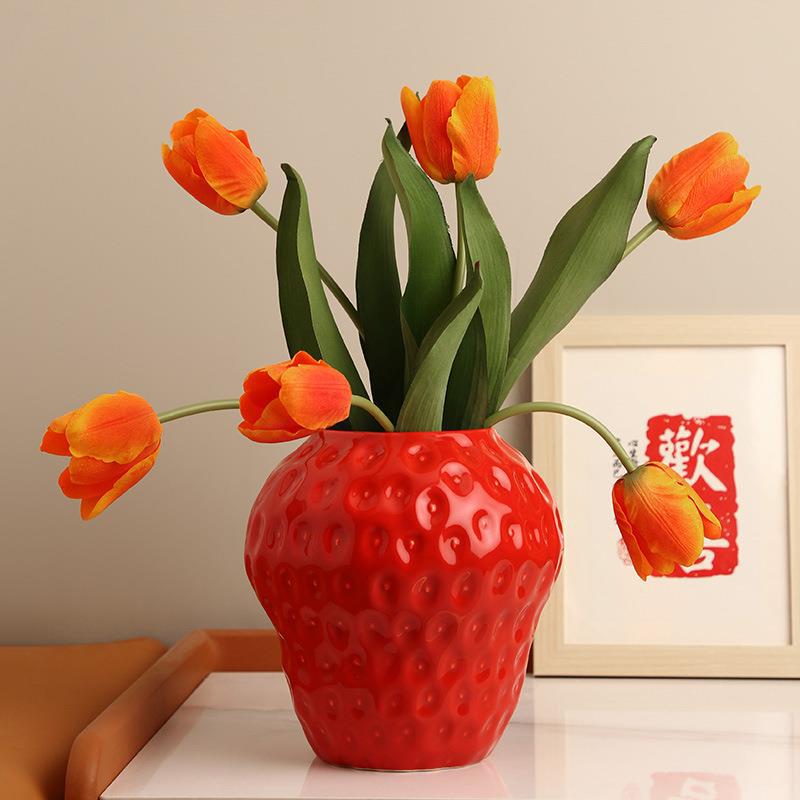 Aproveite a originalidade e o charme do Vaso de Cerâmica Morango para criar uma decoração única e cativante. Surpreenda-se com o toque criativo que ele traz ao seu espaço e torne sua casa ainda mais especial.