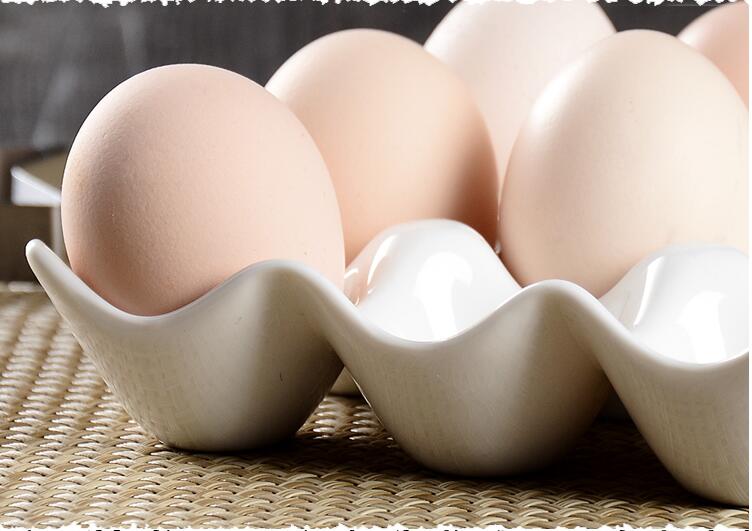 Porta-ovos branco em cerâmica